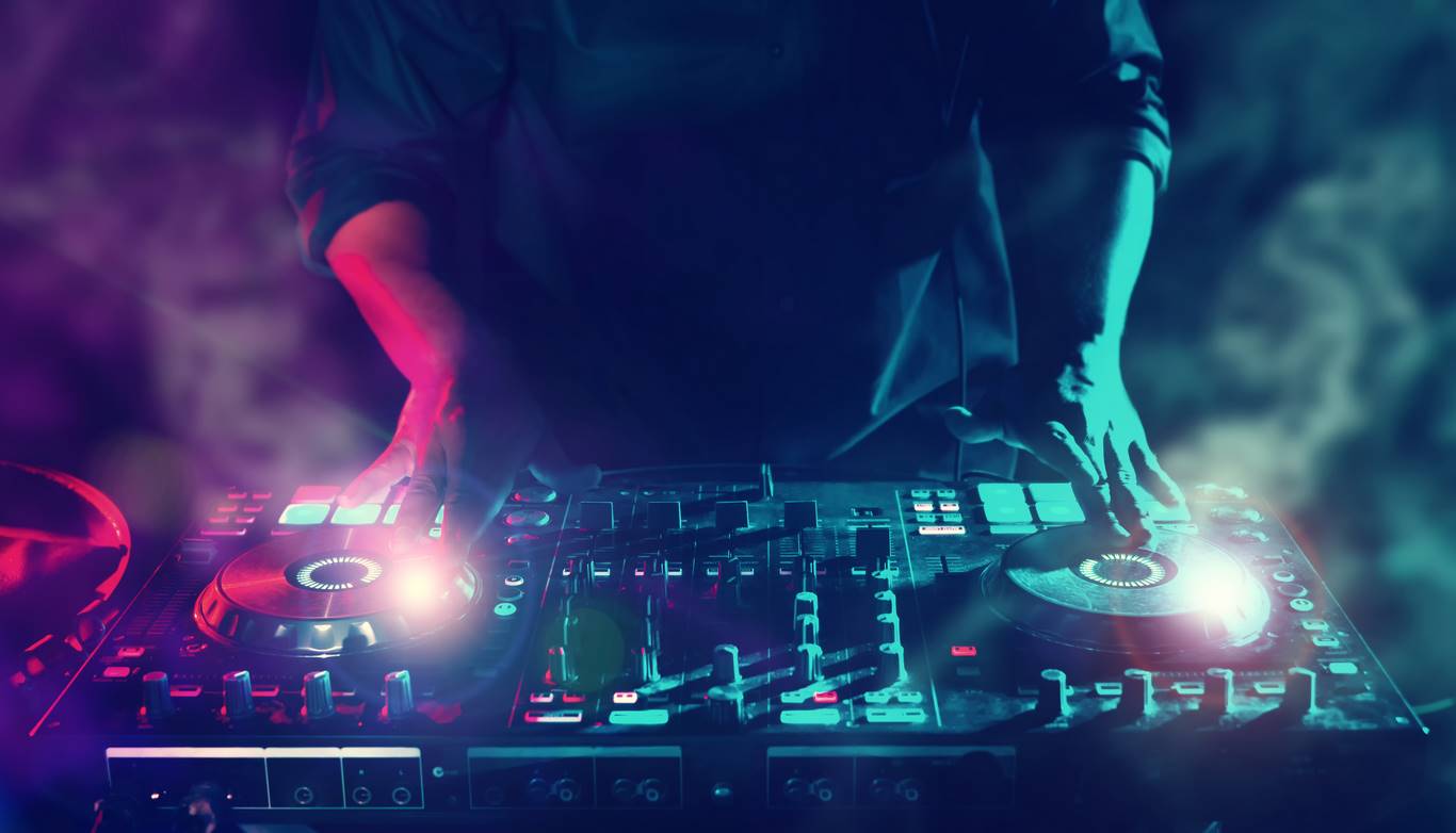 DJ Soirées Privées ou Professionnelles en Eure-et-Loir DJ Soirées Privées ou Professionnelles en Eure-et-Loir